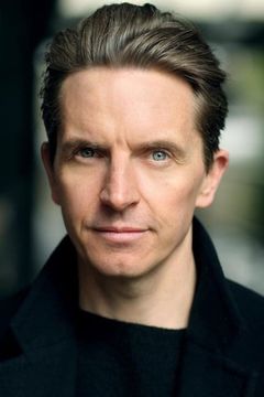 Oliver Ryan interpreta BBC Reporter