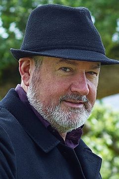 Denis Conway interpreta Father Tobin