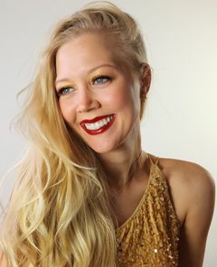 Emily Zapotocny interpreta Sheryl Crow