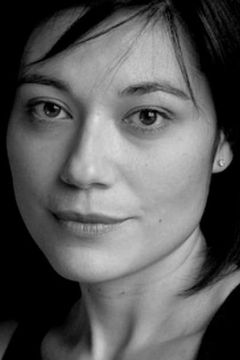 Sara Houghton interpreta Dr. Jenna Willits