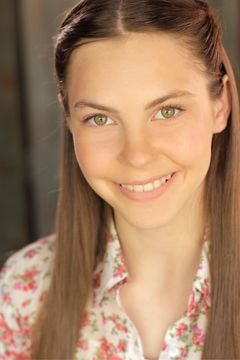 Kaitlyn Dias interpreta Riley (voice)