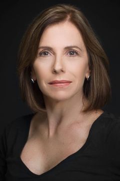 Claudia Lobo interpreta Ritter's Wife