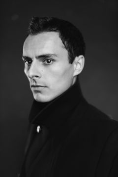 Noof McEwan interpreta DC Hicham Cherradi