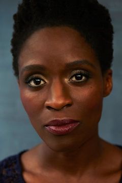 Sharon Duncan-Brewster interpreta Senator Pamlo