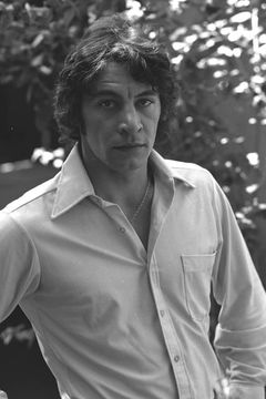 Jim Varney interpreta Jebidiah Allardyce'Cookie' Farnsworth (voice)