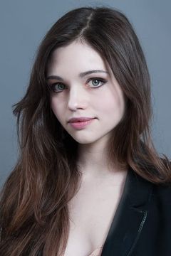 India Eisley interpreta Maria Brennan / Airam Brennan