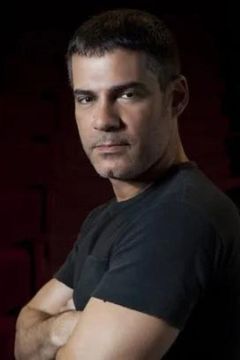 Gil Botelho interpreta Clifford