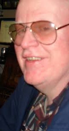 Dennis O'Donnell interpreta Reporter