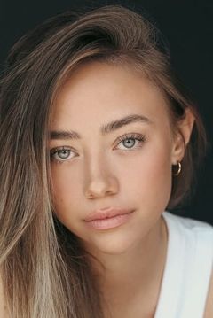 Sophia Carriere interpreta Kelsey