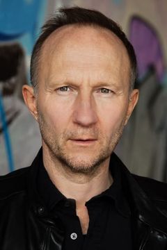 Alexander Hauff interpreta S.S. Officer at Fish Market