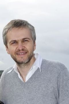 Ivan Taieb interpreta Michel