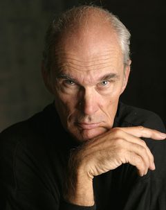 Gary Bullock interpreta John Cooper