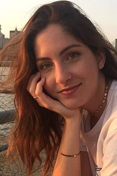 Ana Leonard interpreta Hospital Volunteer