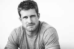 Connor Mackay interpreta Elton Weboy