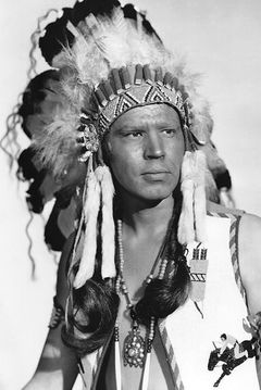 Pat Hogan interpreta Indian chief