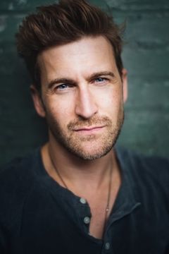 Lucas Calhoun interpreta Clay