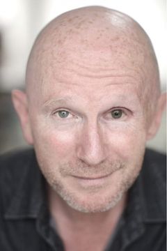 Yann Collette interpreta Froebe