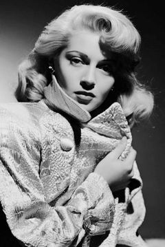 Lana Turner interpreta Actress in'The Royal Rascal' (uncredited)