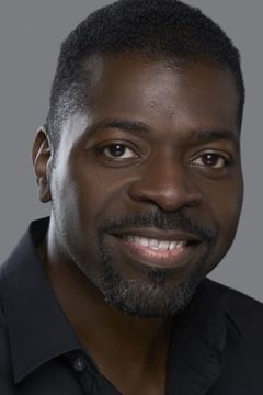 Chike Johnson interpreta John
