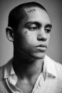 Dominic Fike interpreta Elliot