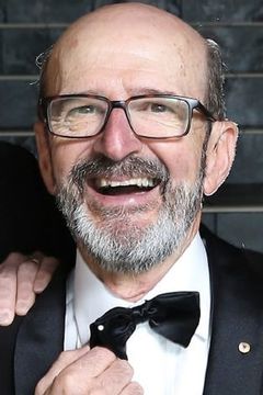 Garry McDonald interpreta Bill Graysmark