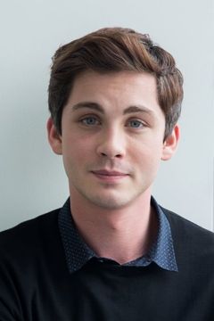 Logan Lerman interpreta Sean Fogle