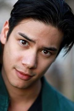 Ben Levin interpreta Jed Tien
