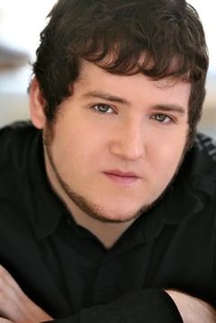 Brian Charles Johnson interpreta Young Broker