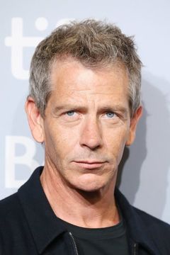 Ben Mendelsohn interpreta Elias Collins