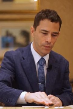 Michael Redmond interpreta Sven Salafin