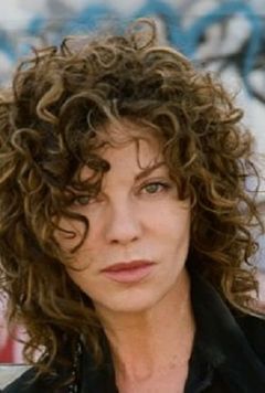 Shareen Mitchell interpreta Laurie Lupo