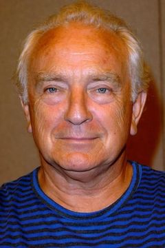 Paul Freeman interpreta Warren Byrne