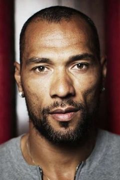 John Carew interpreta Jungle Warrior Fey
