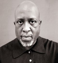 Mike Page interpreta Randall