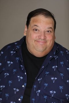 Brad Grunberg interpreta Tubby Tuke
