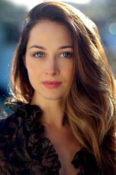 Hannah James interpreta Salon Receptionist