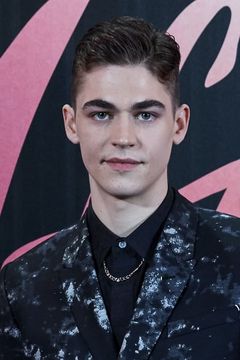 Hero Fiennes Tiffin interpreta Hardin Scott