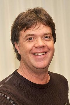 Jason Lively interpreta Christopher'Chris' Romero