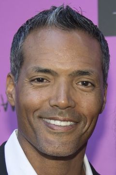 Henry Kingi Jr. interpreta Bold Priest