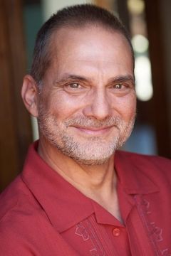 Jonathan Nichols interpreta Priest (voice)