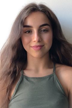 Énola Bédard interpreta Social Media Friend