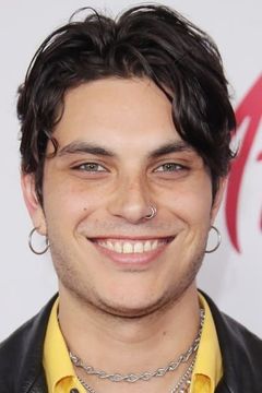 Samuel Larsen interpreta Zed Evans