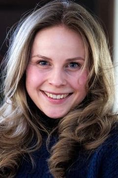 Hannah Gass Sibbesen interpreta Lily, stuepige