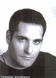 Dominic Koulianos interpreta Reporter (uncredited)