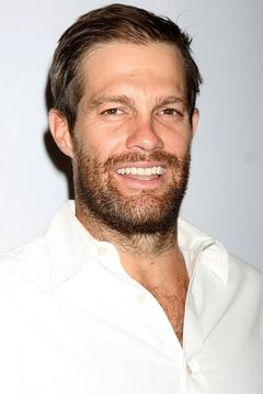 Geoff Stults interpreta Bobby Matthews