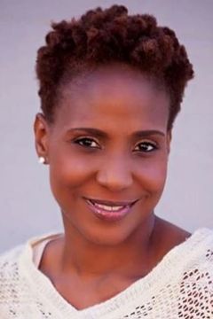 Karen Ceesay interpreta Female Interviewer