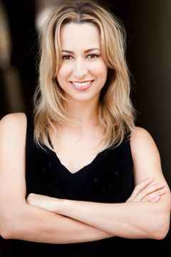 Jillian Schmitz interpreta Strip Club Dancer