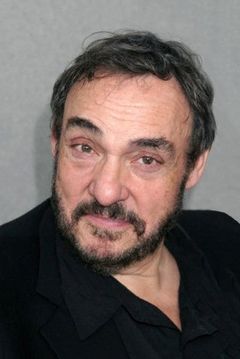 John Rhys-Davies interpreta Charles Kemp