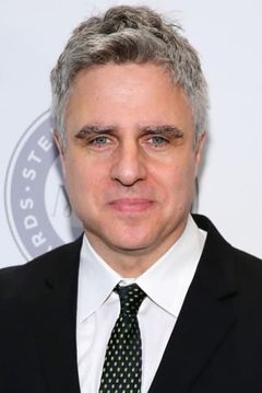 Neil Pepe interpreta Carl