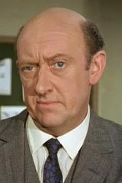 Richard Caldicot interpreta Lord Russell